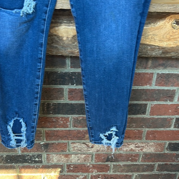American Eagle distressed/ripped style skinny jeans - Picture 7 of 8